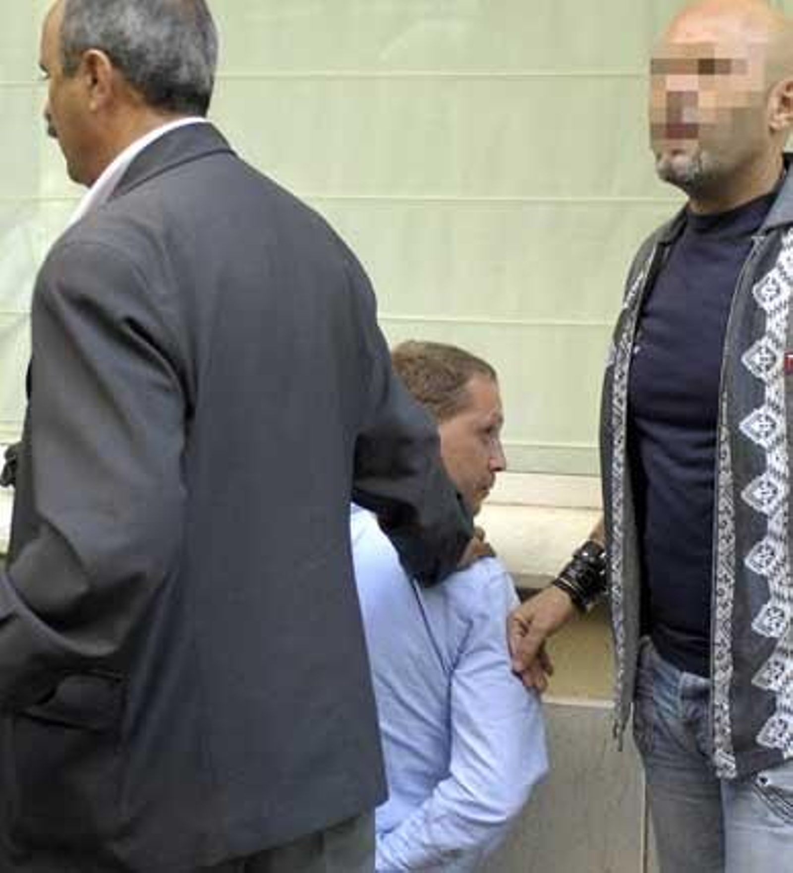 El otro atracador es retenido por los agentes.

Foto: Manuel Gómez