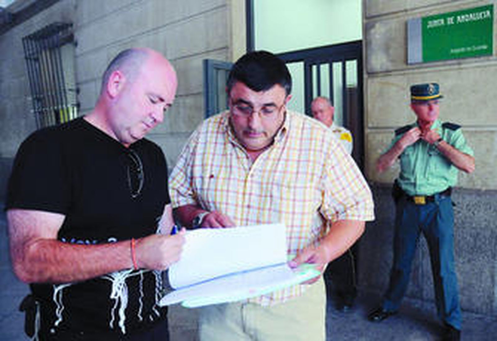 Manuel Bustelo y Manuel Baso, responsables del Sppme-A, tras presentar la denuncia en los juzgados.