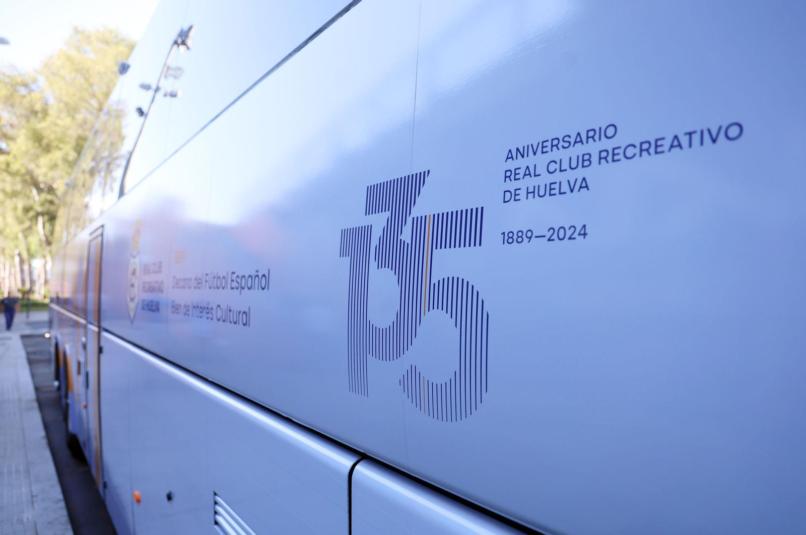 Imágenes del nuevo autobús oficial del Recreativo de Huelva