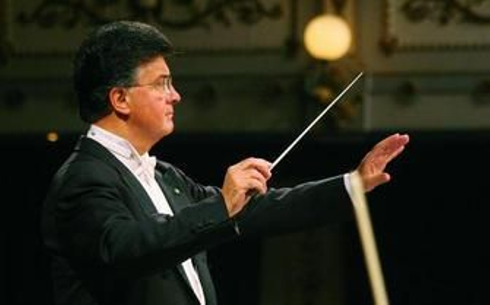 Aldo Ceccato dirige a la Orquesta Filarmónica de Málaga en un concierto en el Teatro Cervantes.