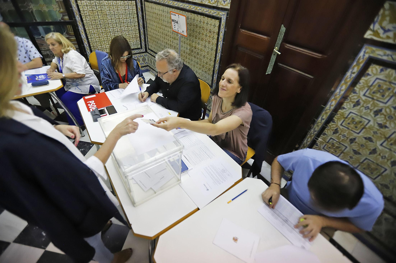 Elecciones 2023: Imágenes del inicio de la jornada electoral en Huelva