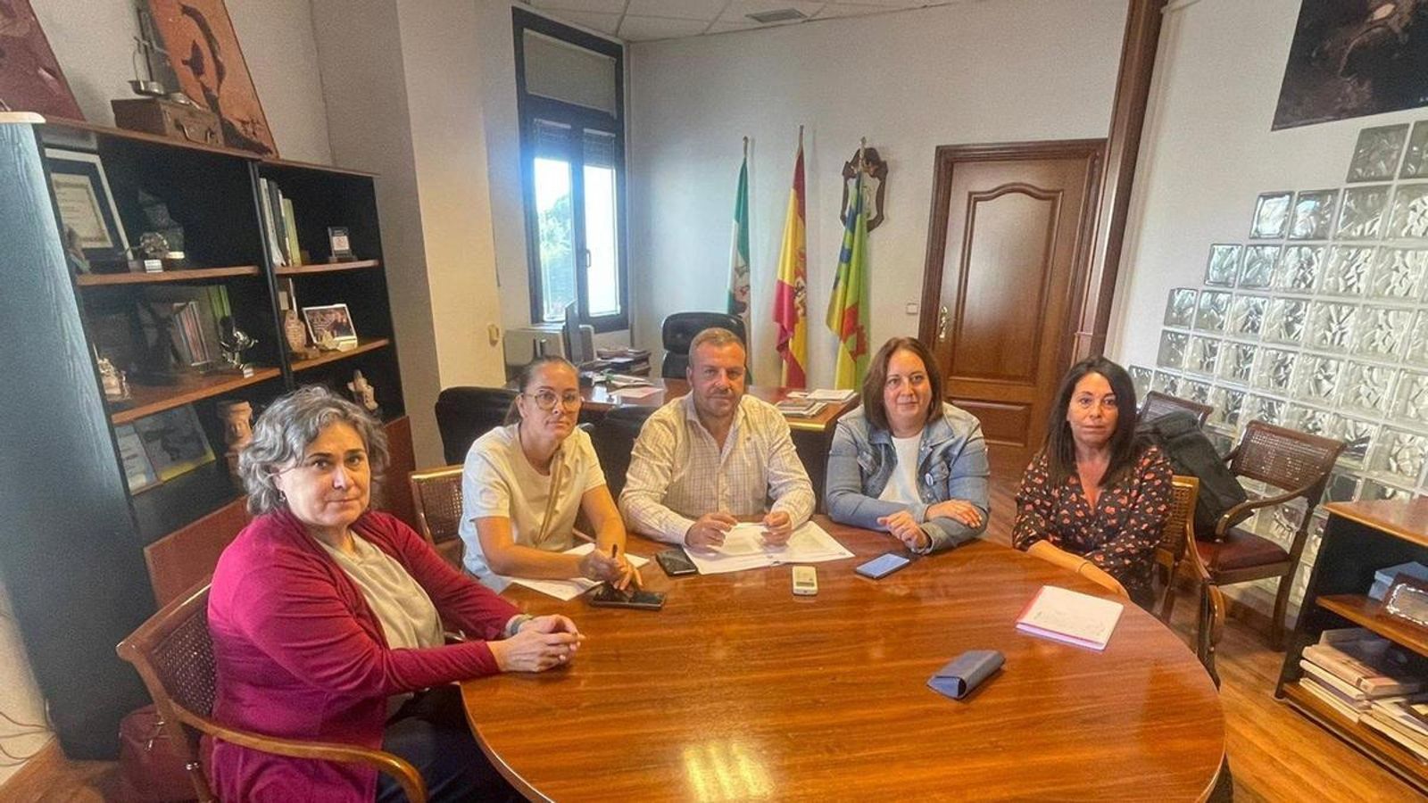 Reunión para abordar la situación del CEIP Antonio Machado, en Peal de Becerro.