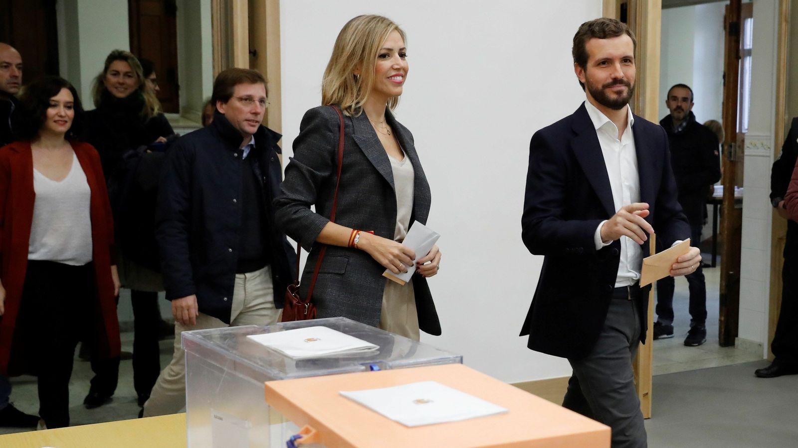 Pablo Casado junto a su mujer Isabel Torres acudiendo a votar el 10N.