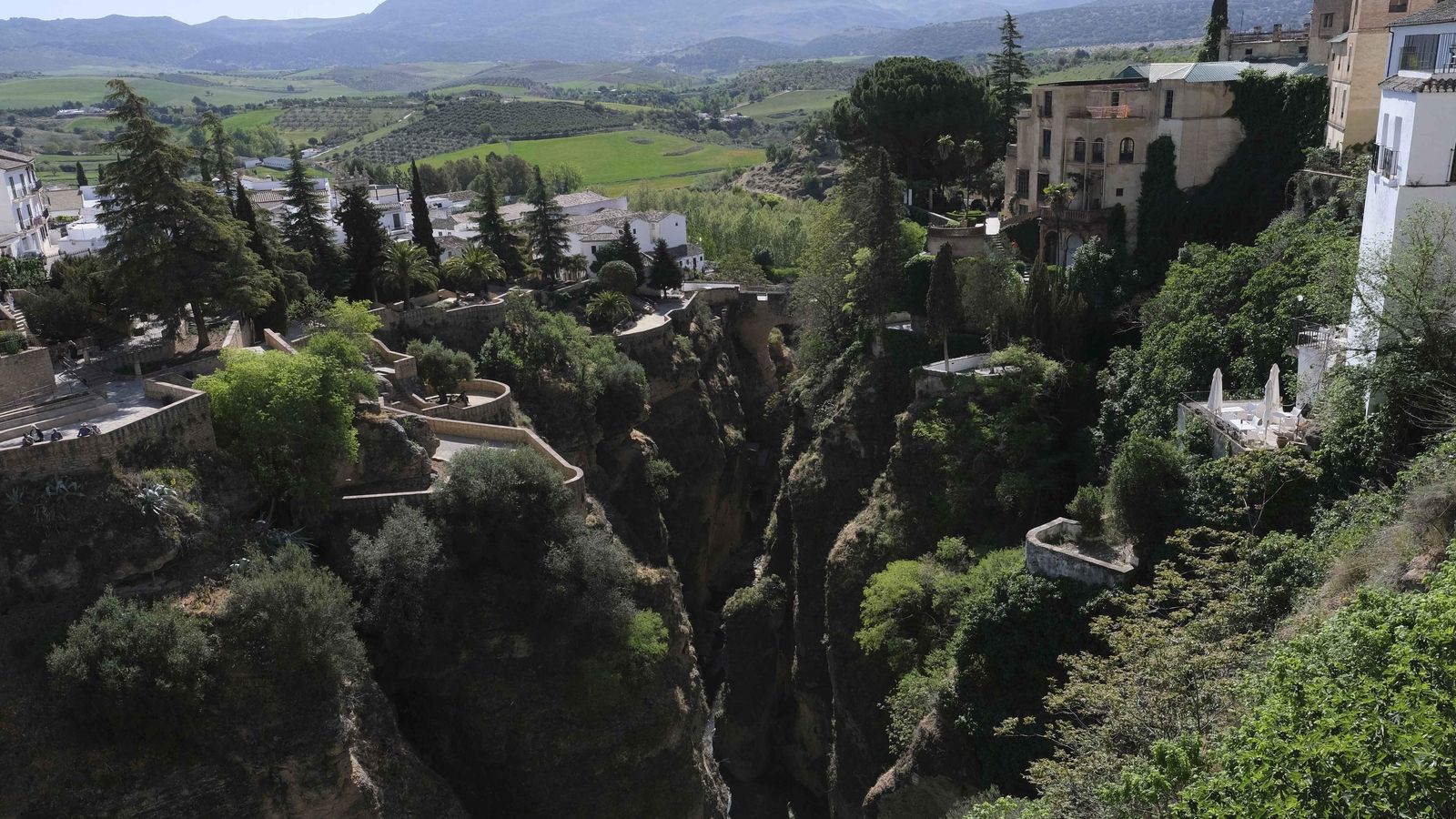 La segunda fase contará con una pasarela entre el Puente Nuevo y los Baños Árabes. La segunda fase contará con una pasarela entre el Puente Nuevo y los Baños Árabes.