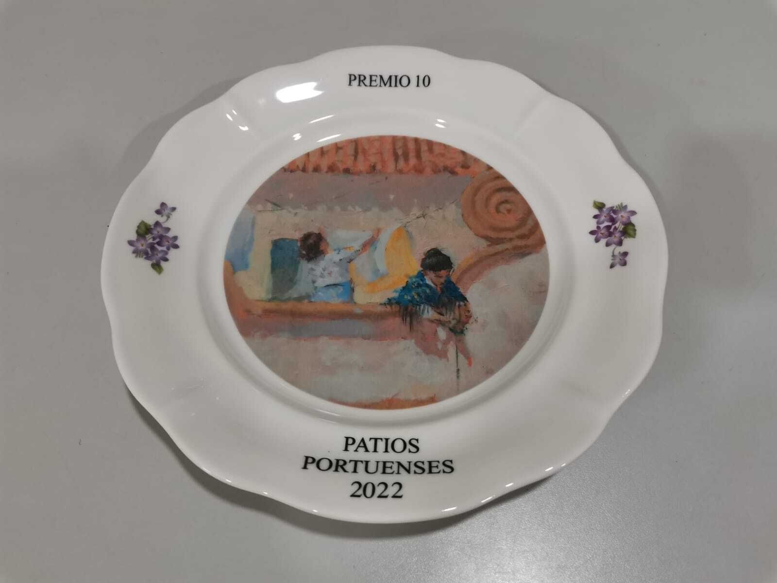 Una escena de la tarea de lavado en los patios, recreada en un plato de cerámica.