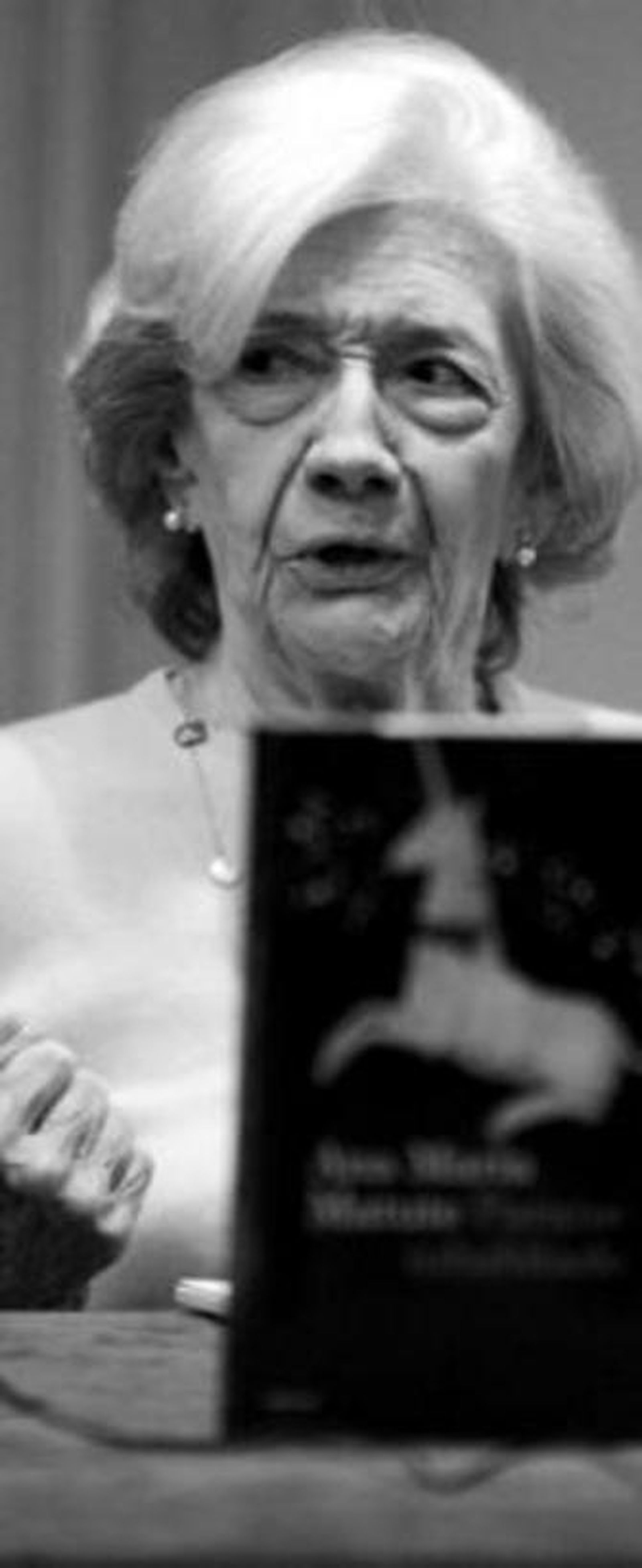 Matute, junto a su nueva novela, publicada por Destino.