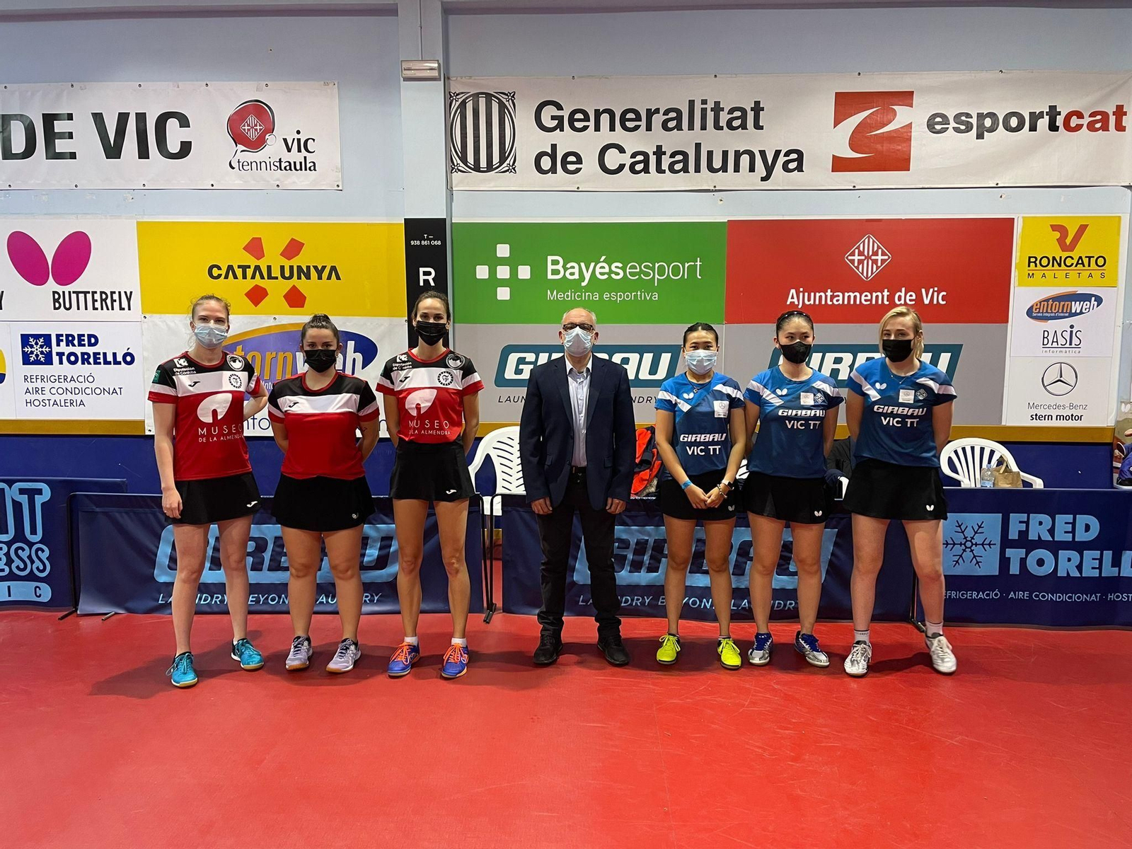 Las jugadoras del Museo de la Almendray las del Vic tras el partido.