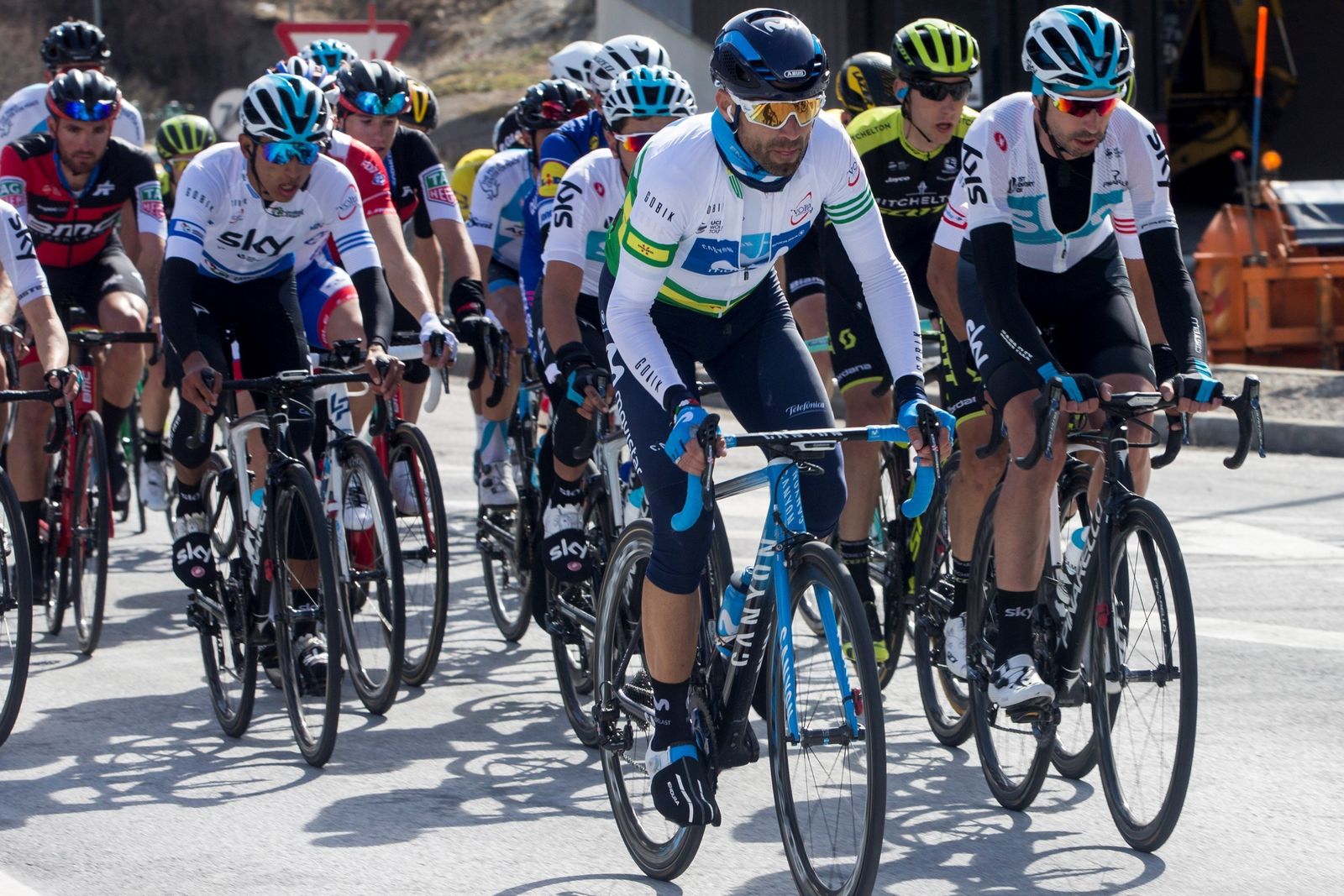 Alejandro Valverde, líder de la Volta a Catalunya, lidera el grupo de favoritos en una ascensión.