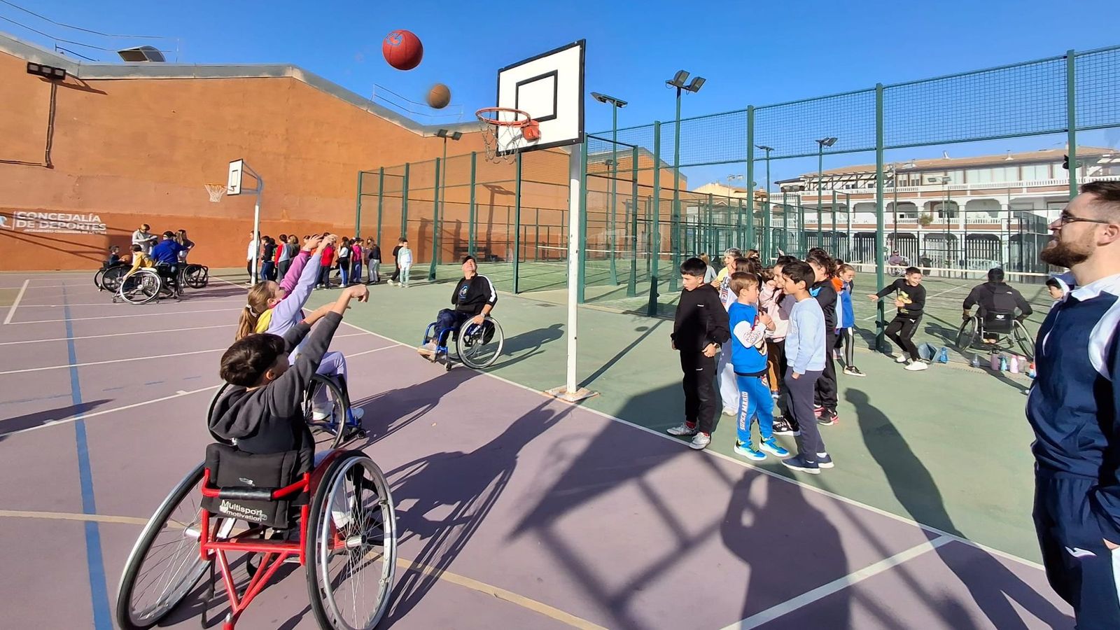 La Asociación Inclusiva Granada Integra y el CD Coviran Churriana Inclusivo de baloncesto en silla de ruedas participan en las actividades