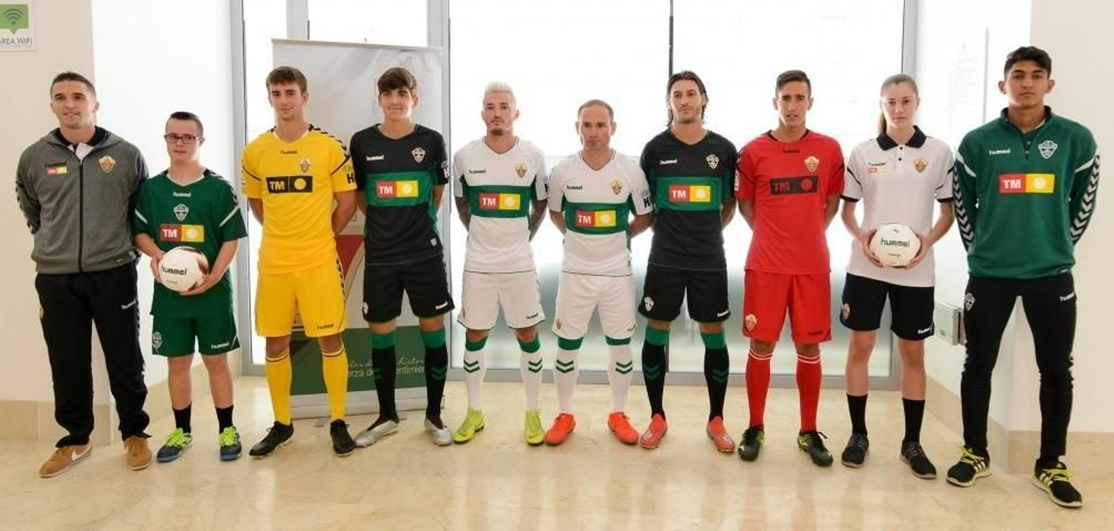El Elche cambia Kelme por Hummel para la temporada 2019/2020, conservando eso sí los colores y estilo característico de la entidad. Su primera equipación es blanca con la clásica franja verde en el pecho, color que también está presente en los costados y en los detalles de cuello, pantalón y medias. La segunda indumentaria cambia el blanco por el negro.