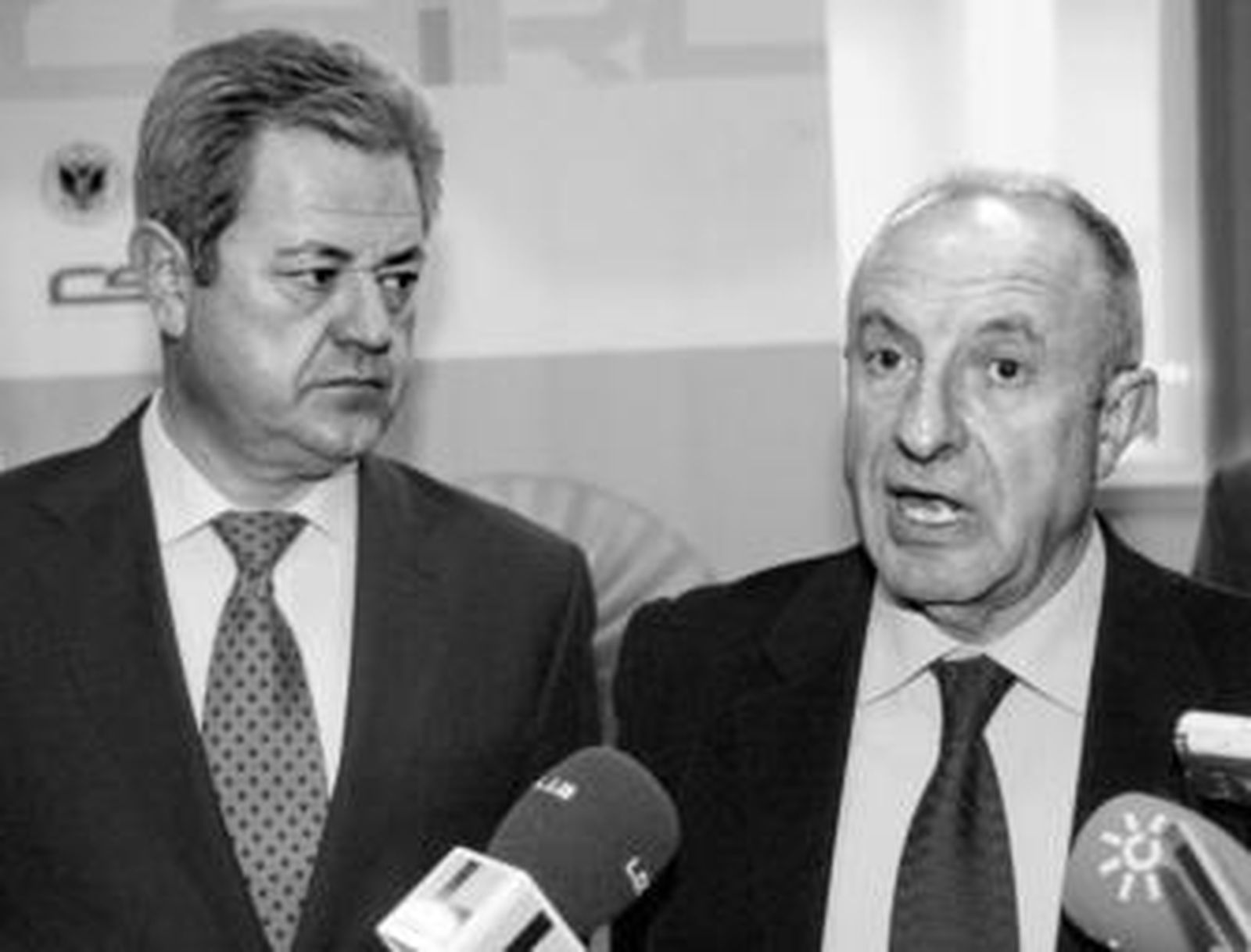 El consejero Francisco Vallejo, ayer junto al rector de la Universidad de Granada, David Aguilar.