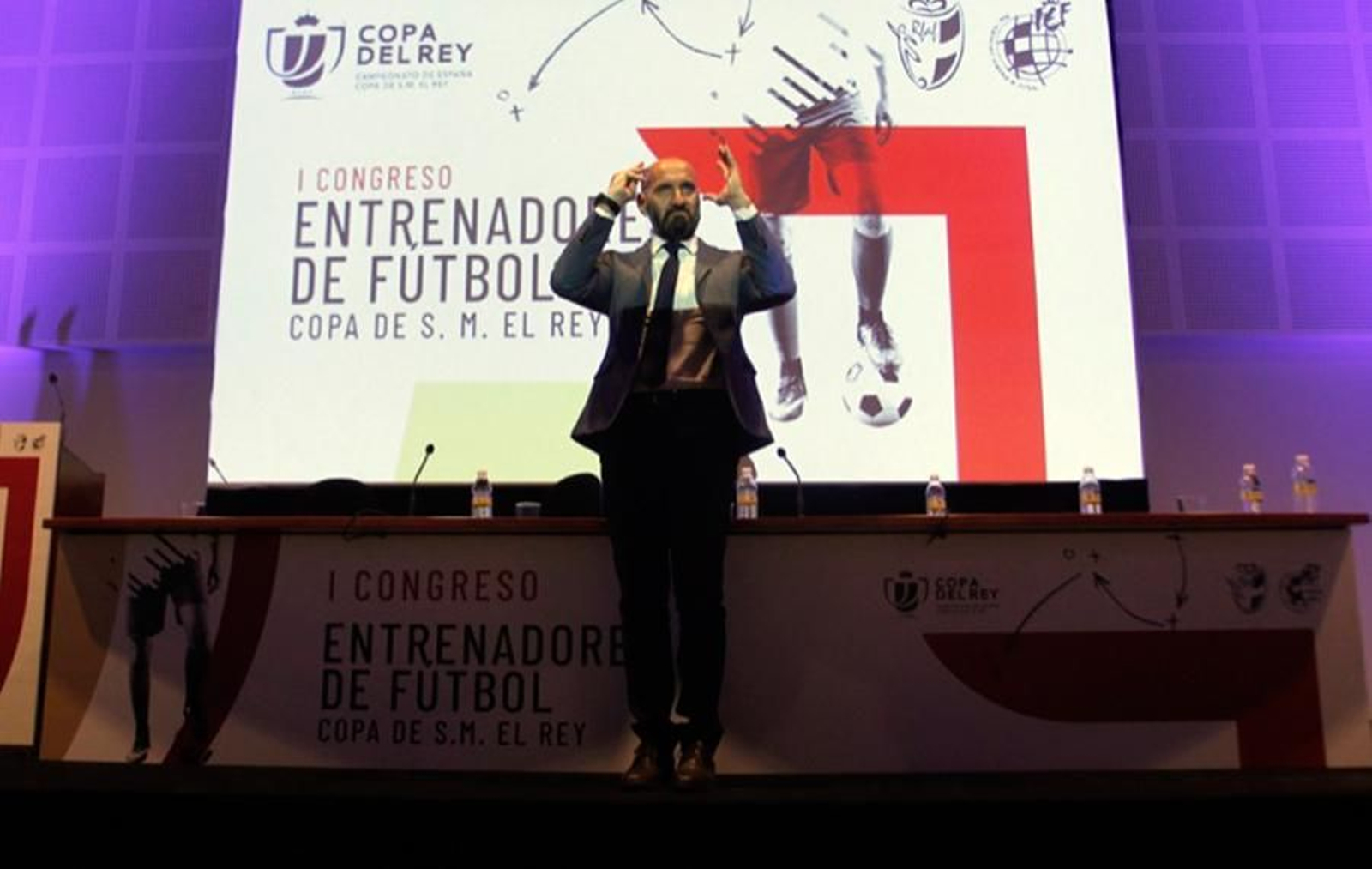 Monchi, expresivo, durante su ponencia en el I Congreso de Entrenadores de Fútbol.