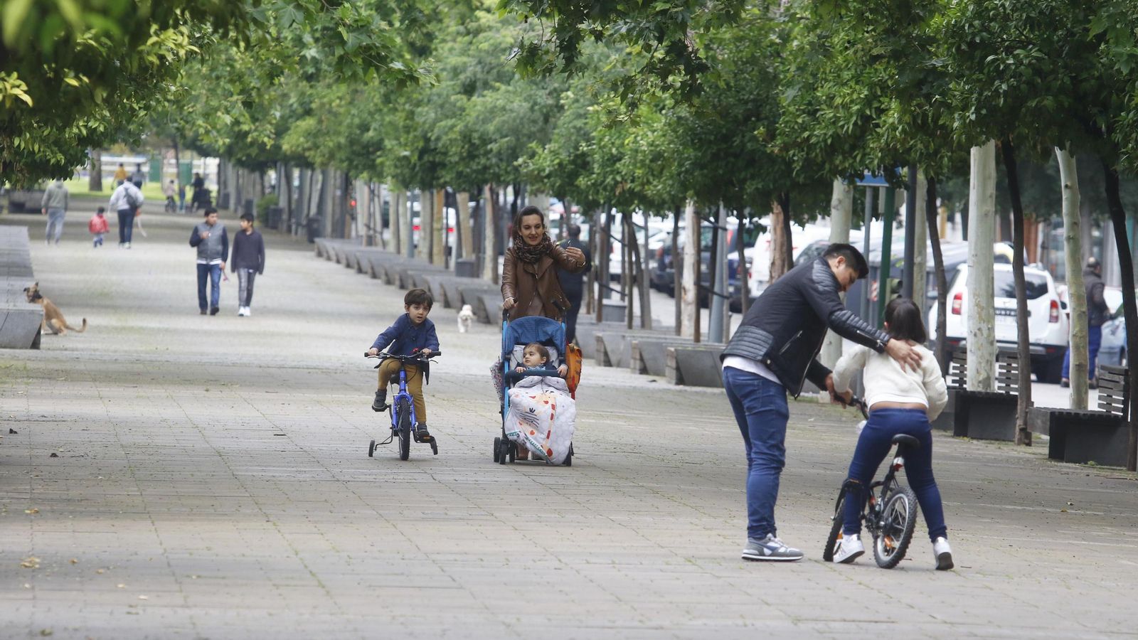 Los niños vuelven a las calles de Córdoba tras más de 40 días de confinamiento.