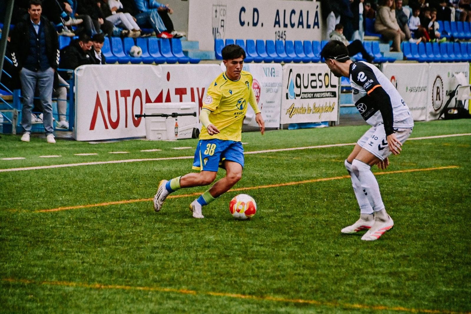 Abel Muiños encara a un adversario.