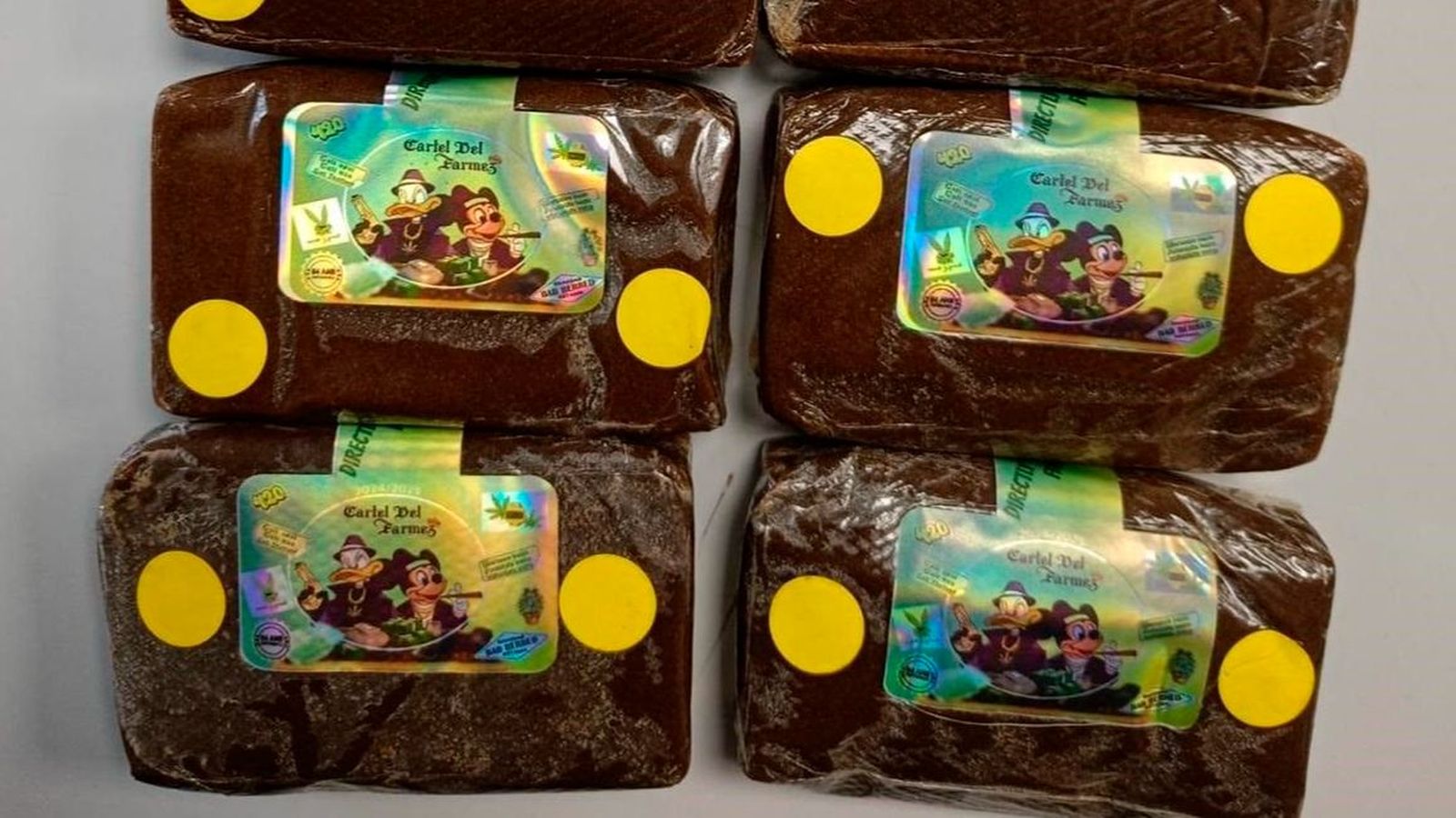 Varias tabletas de hachís incautadas en una operación con la imagen de Mickey Mouse y el Pato Donald