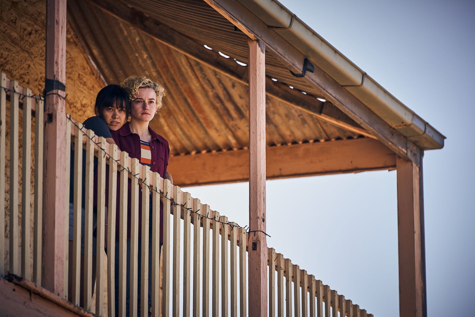 Jessica Henwick y Julia Garner en una imagen del filme.