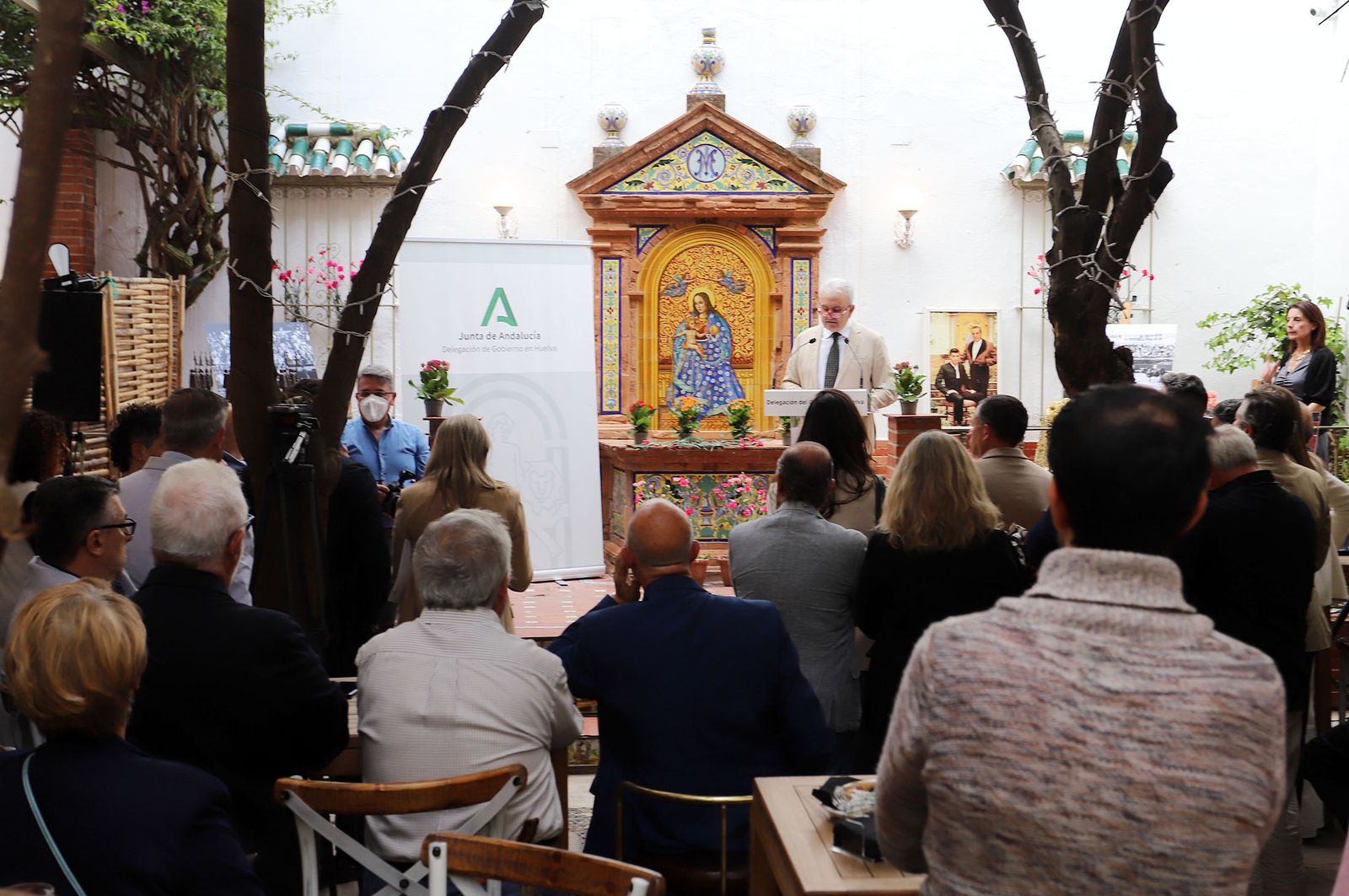 Imágenes del homenaje a 16 peñas taurinas de Huelva