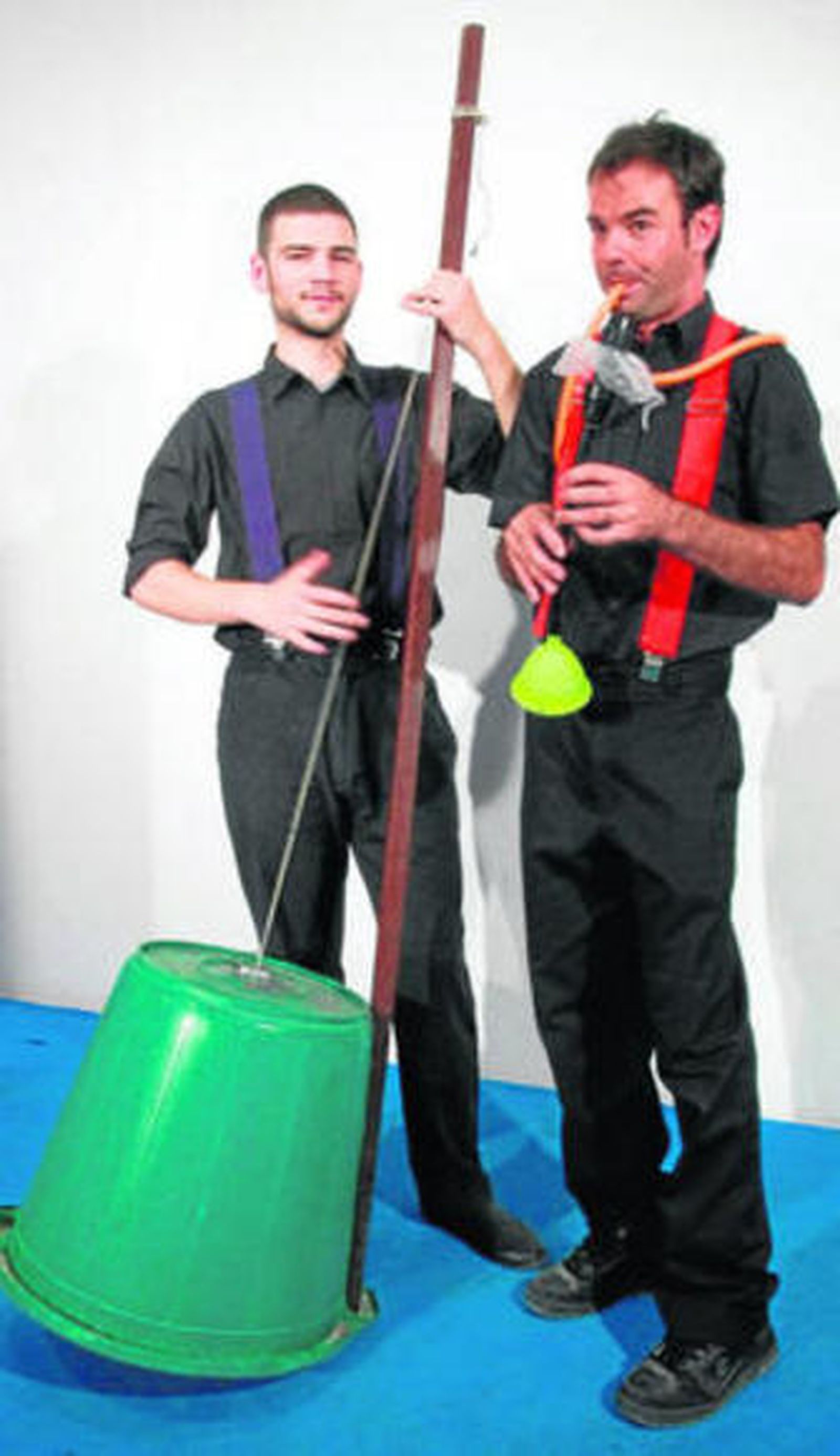 Los músicos con dos de sus instrumentos de materiales reciclados.