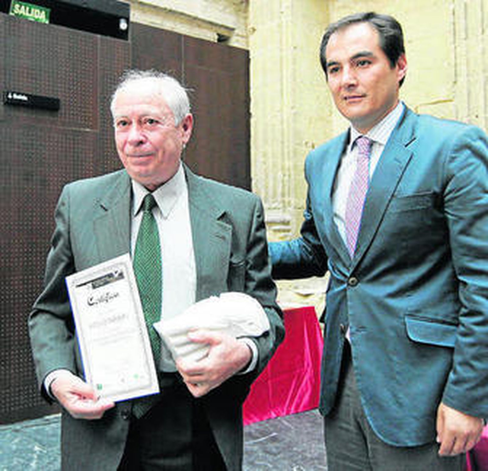 El poeta Antonio Carvajal, con el Premio de la Crítica.