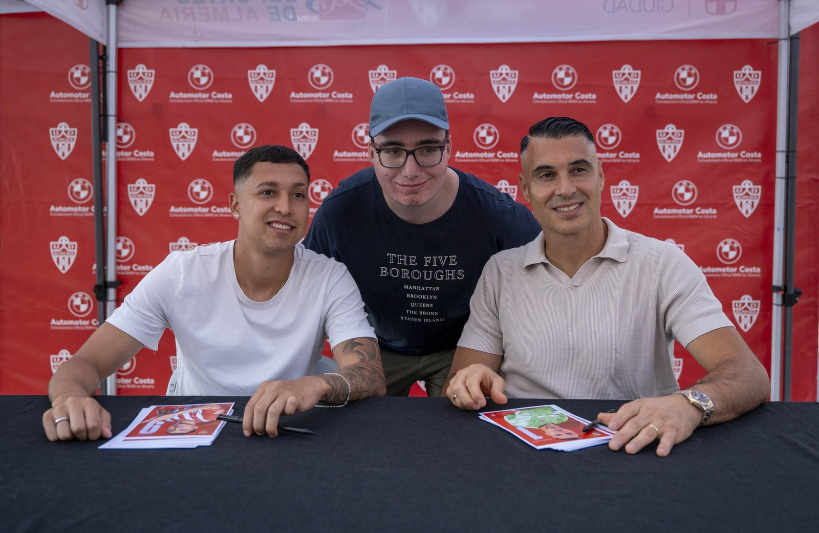 Los jugadores de la UDA Thalys y Andrés firman autógrafos