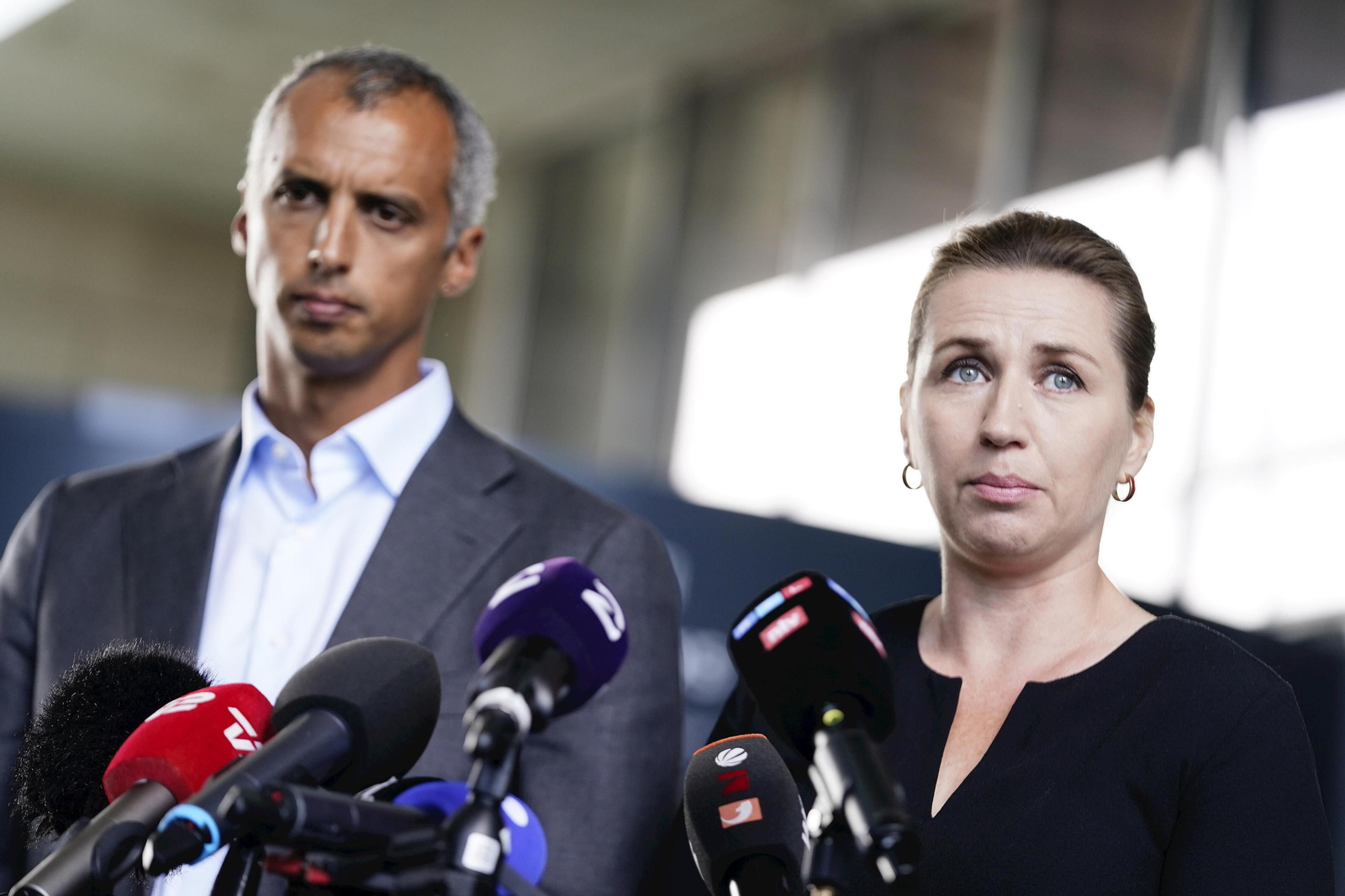 La primera ministra danesa, Mette Frederiksen y el ministro de Justicia, Mattias Tesfaye, en rueda de prensa