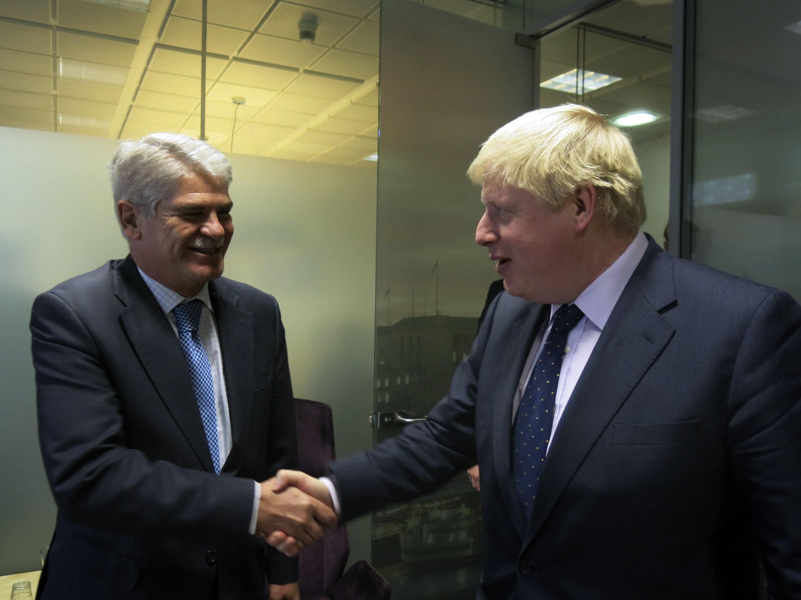 Alfonso Dastis (izquierda) saluda ayer a Boris Johnson.