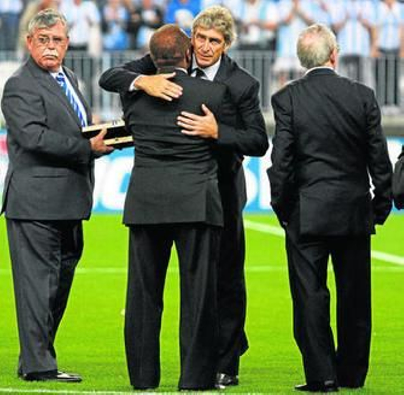 Pellegrini abraza a Ben Barek en la entrega de la placa conmemorativa.