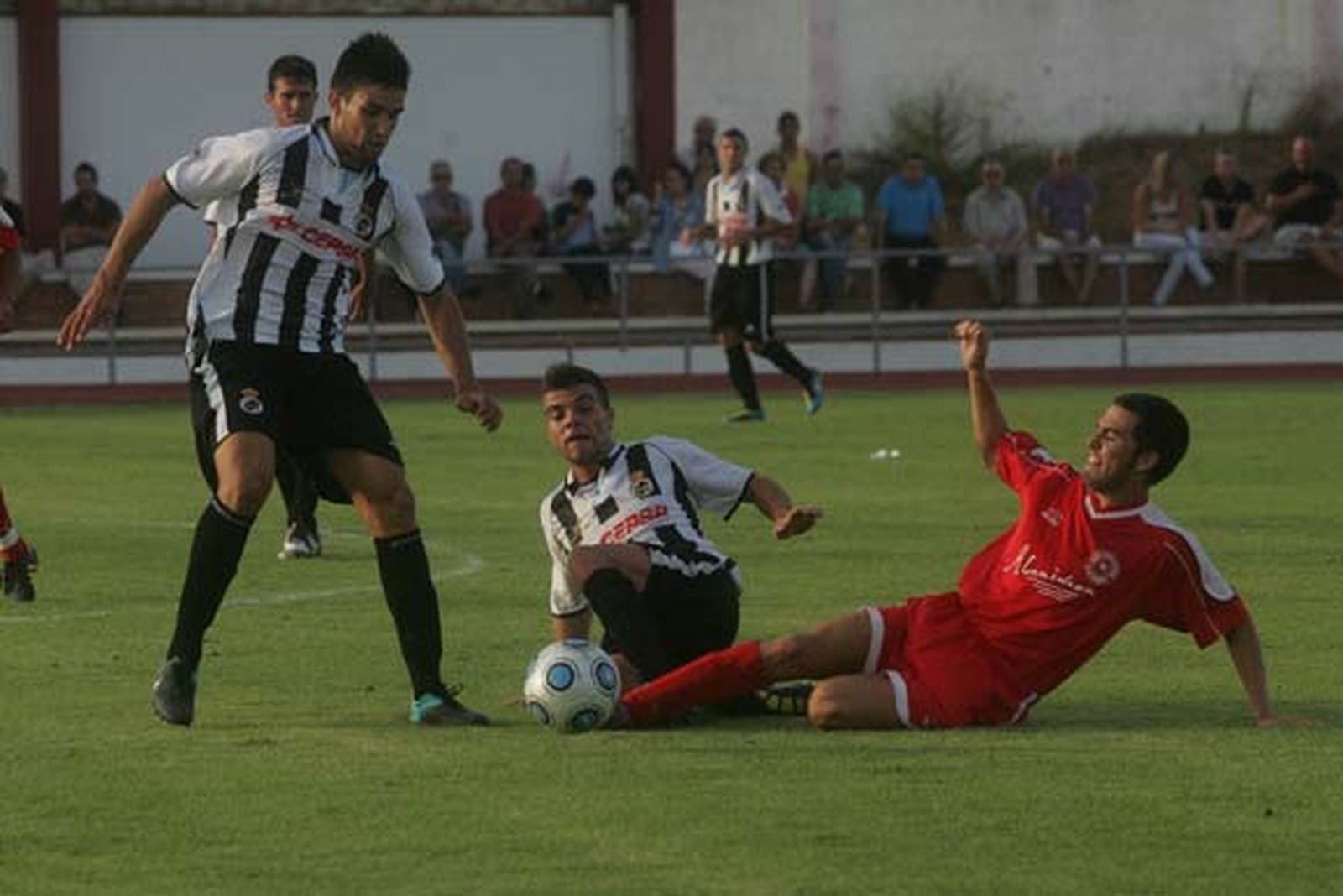 Balompédica y San Roque evidencian su falta de rodaje en la primera prueba de la pretemporada para ambos

Foto: J. M. Quinones