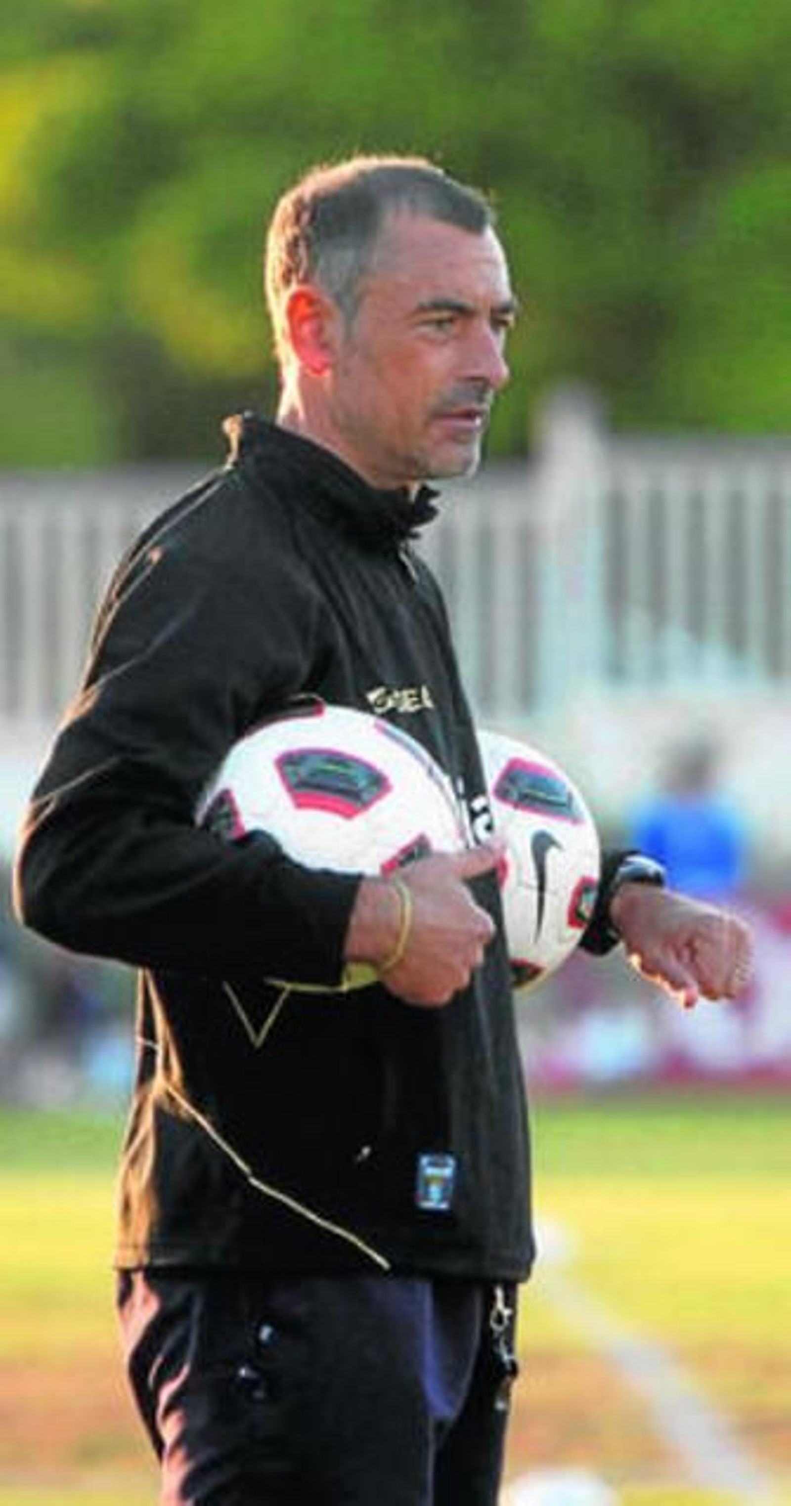 Javi López, técnico azulino, cree que el Granada será un duro rival mañana.