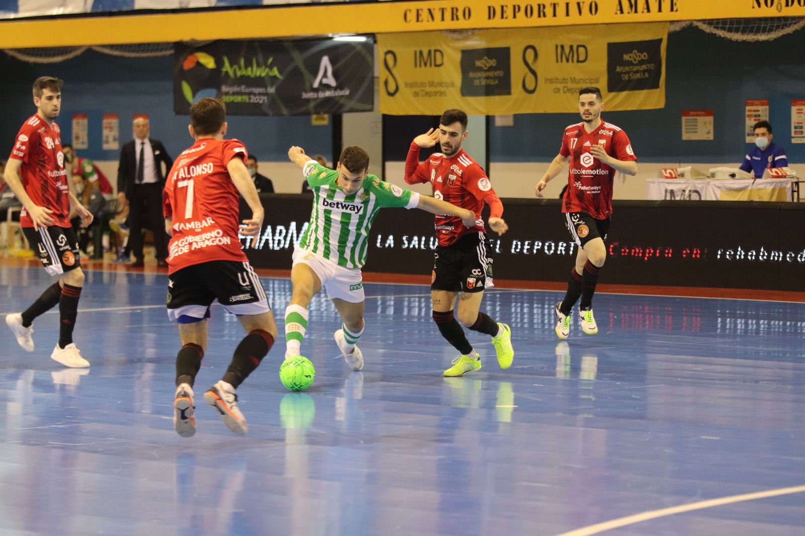 Éric Pérez se revuelve entre varios rivales.