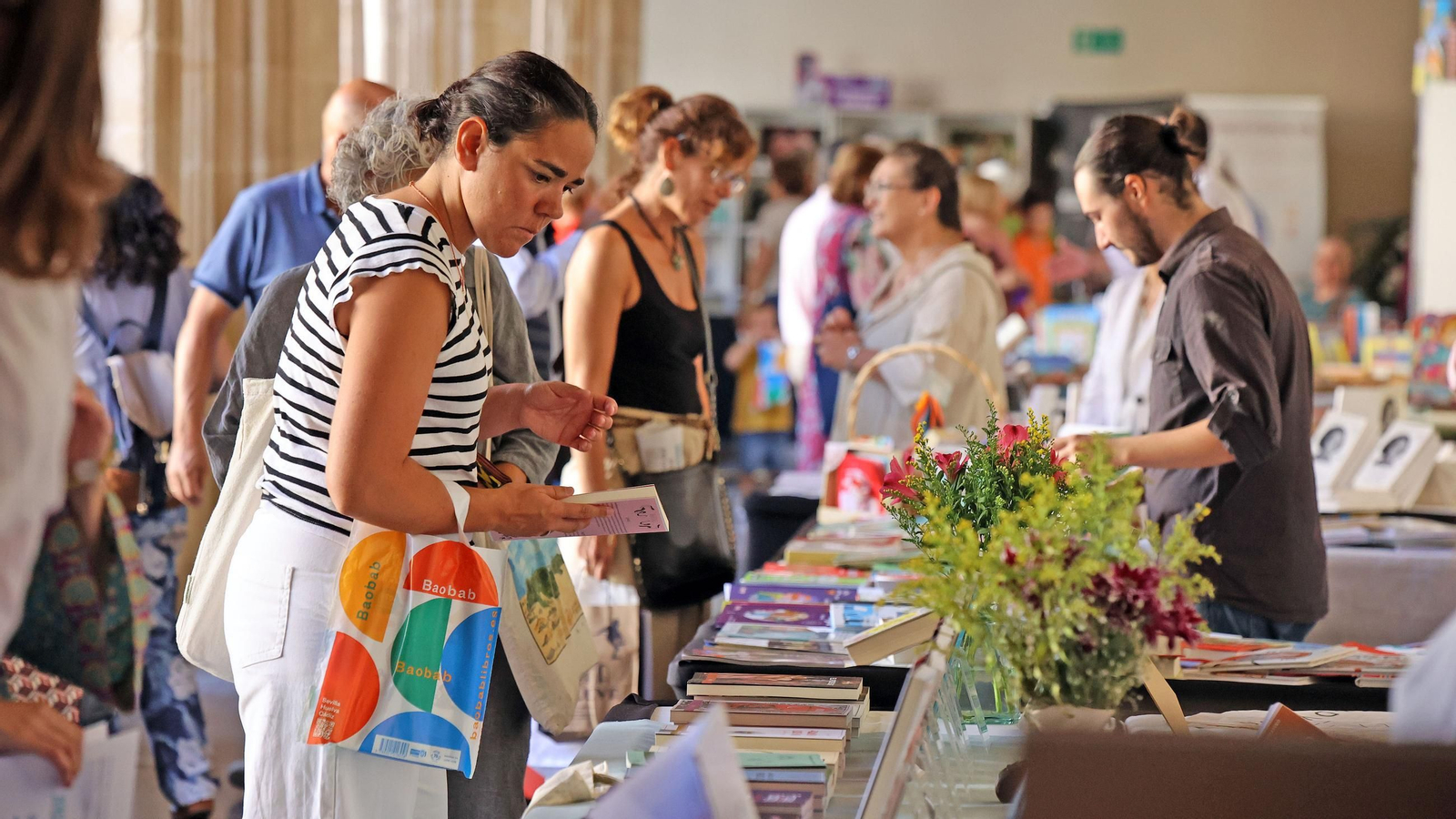 Imágenes del gran ambiente en la Feria del Libro en Jerez