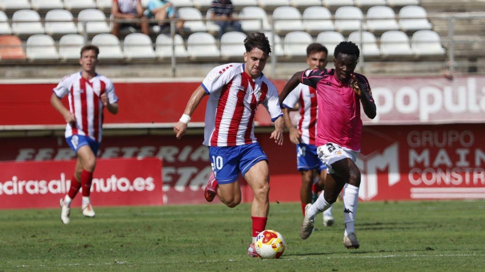 Dani Garrido, titular, pugna con Quadri.