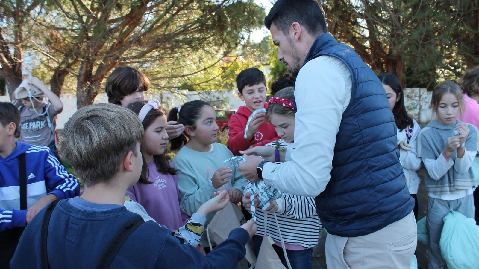 Adrián Cano junto a los alumnos que han plantado nuevos árboles en el entorno del Chorrito del Valle.