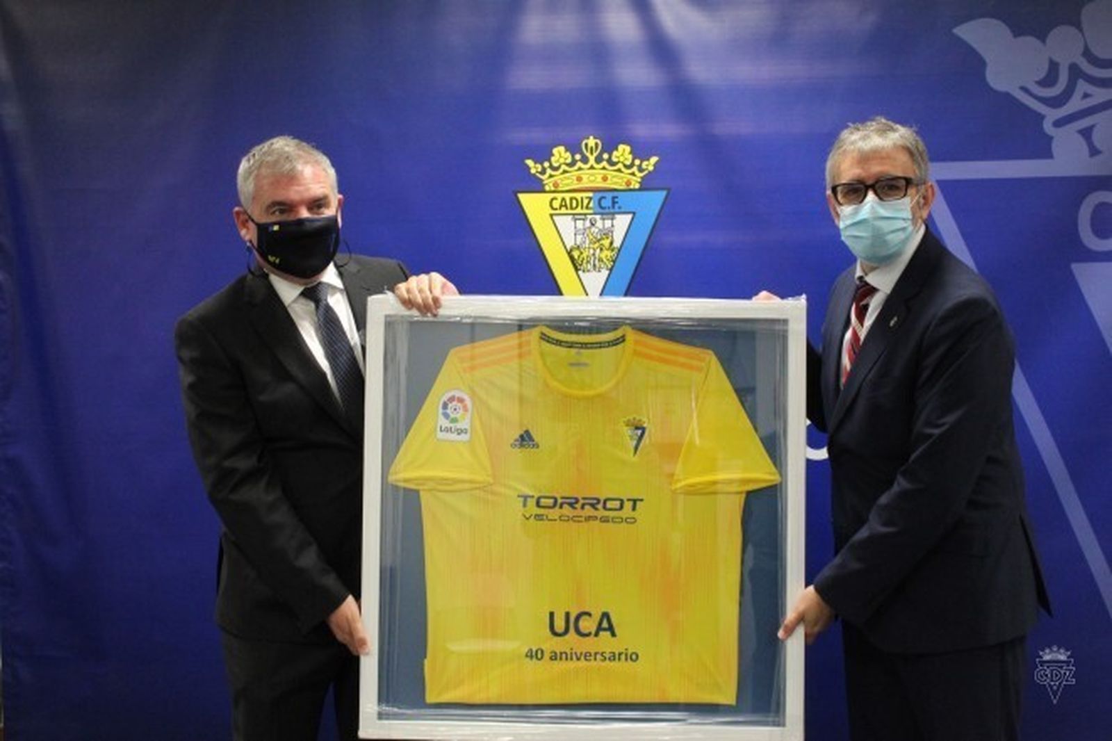 Vizcaíno entrega a Piniella la camiseta serigrafiada.