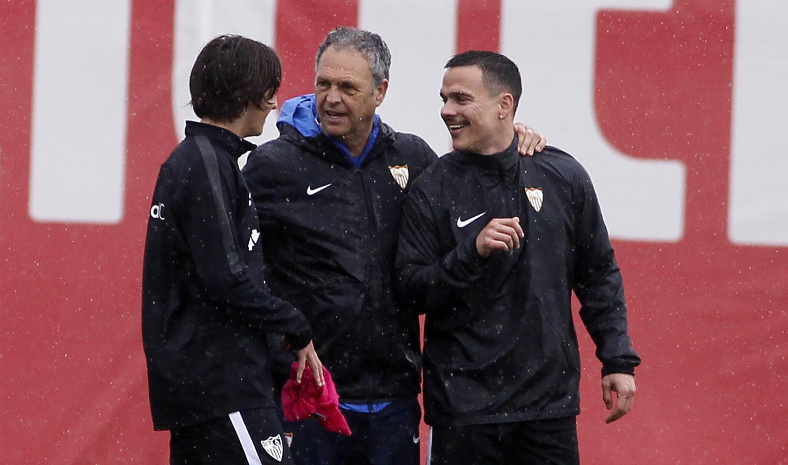 Caparrós bromea con Bryan Gil y Roque Mesa bajo la lluvia.