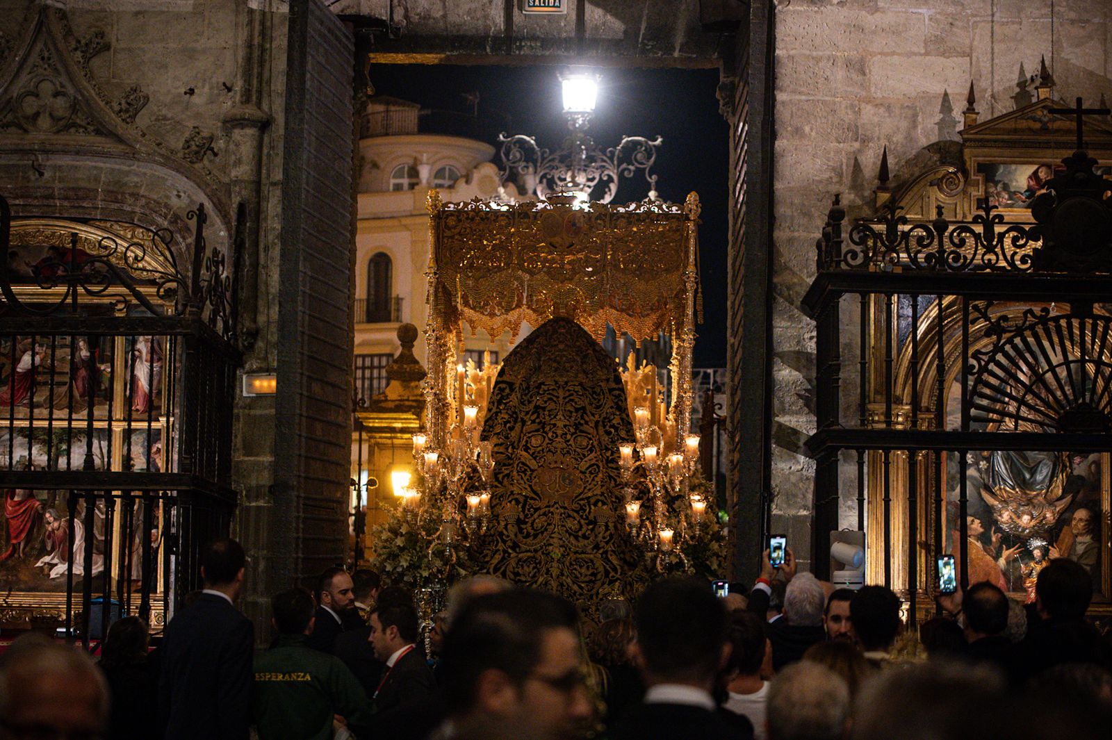 Las fotos de la Esperanza de Triana en la Catedral