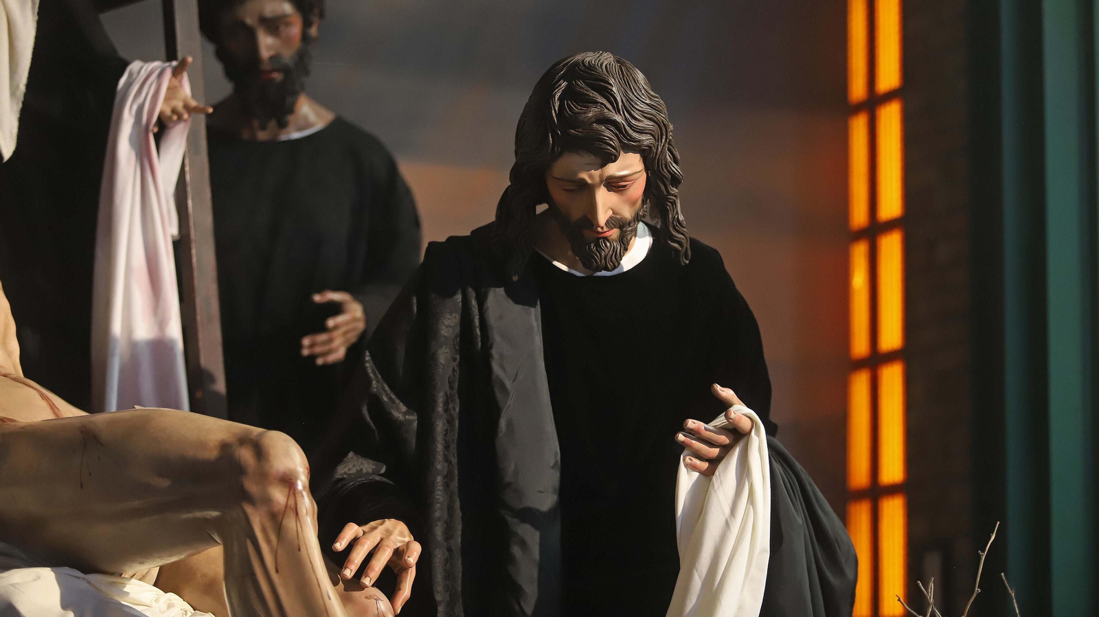 Fotos del Viernes Santo en Algeciras: Mortaja, Misericordia y Santo Entierro