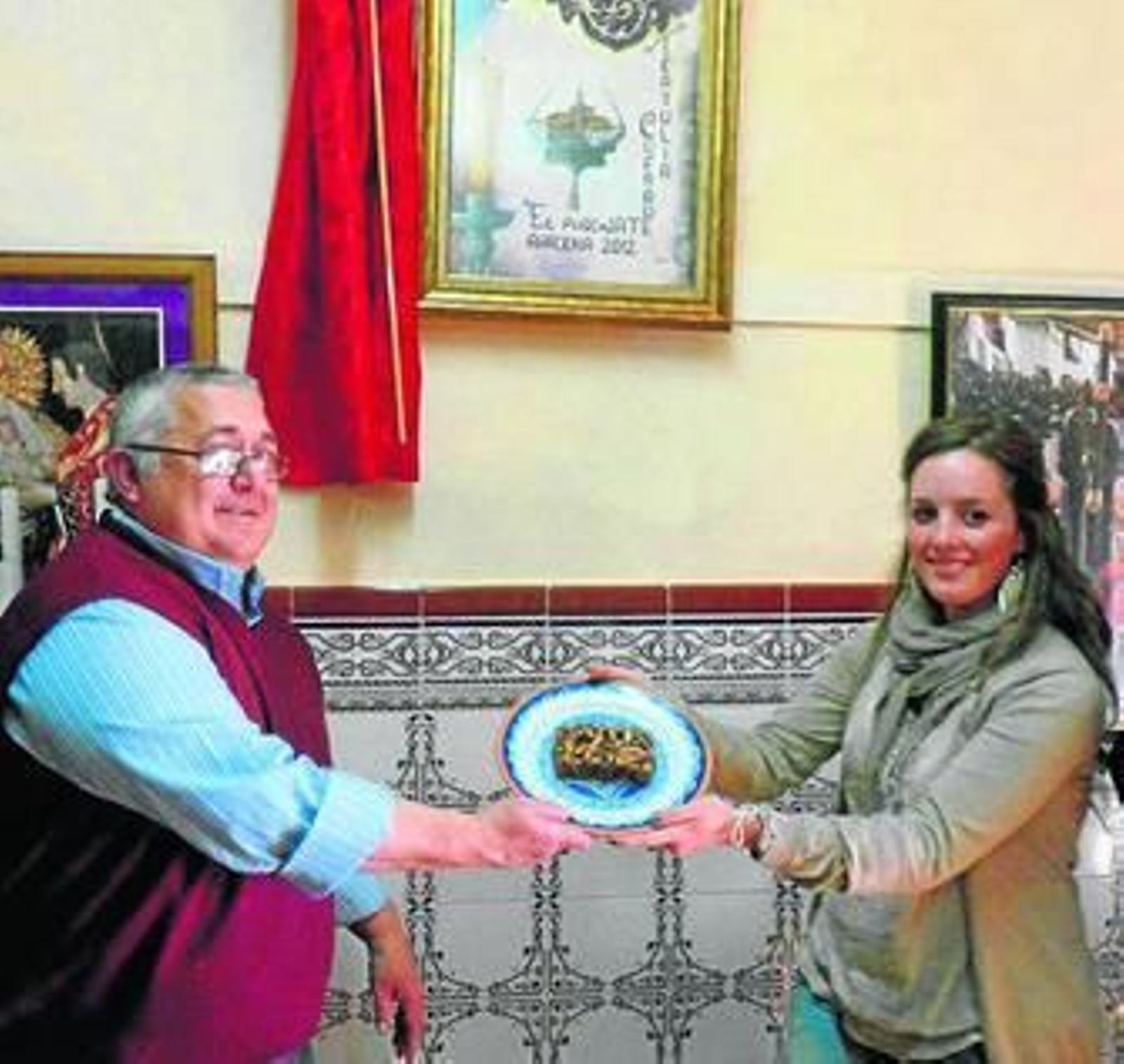 Gregorio Prieto entrega a la autora del cartel un plato.