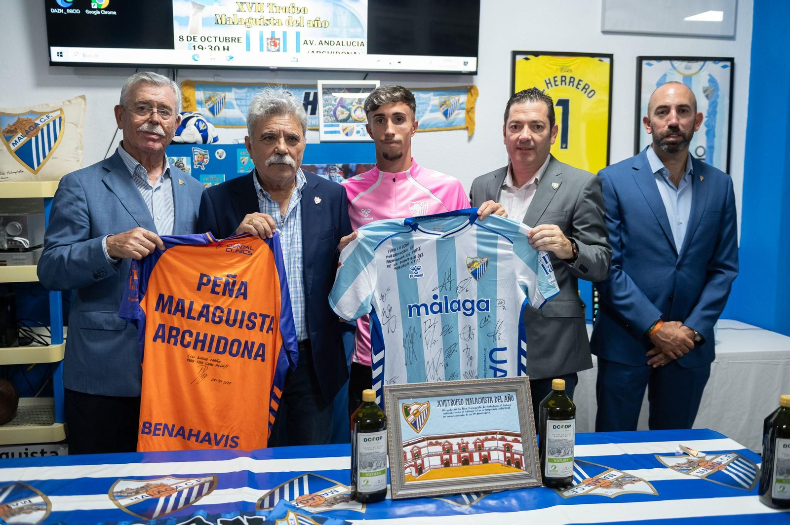 La Peña Malaguista de Archidona obsequia a Larrubia con su peso en aceite