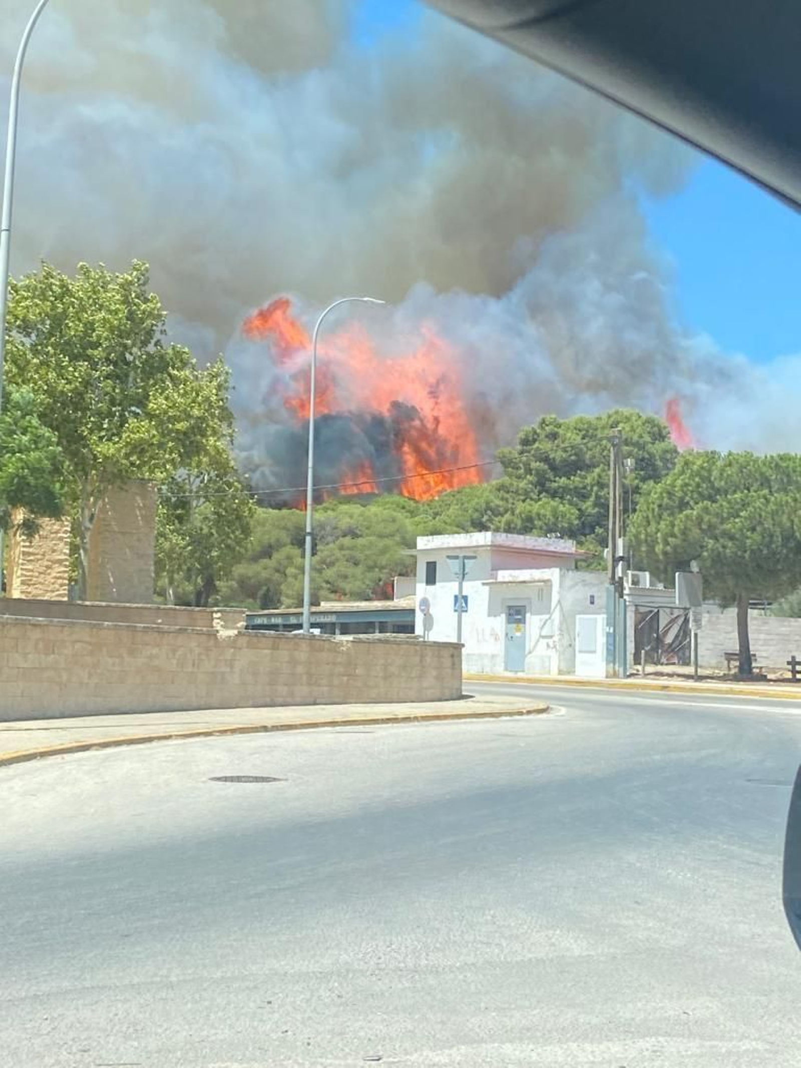 Imágenes del gran incendio de Puerto Real, visible desde la Bahía de Cádiz