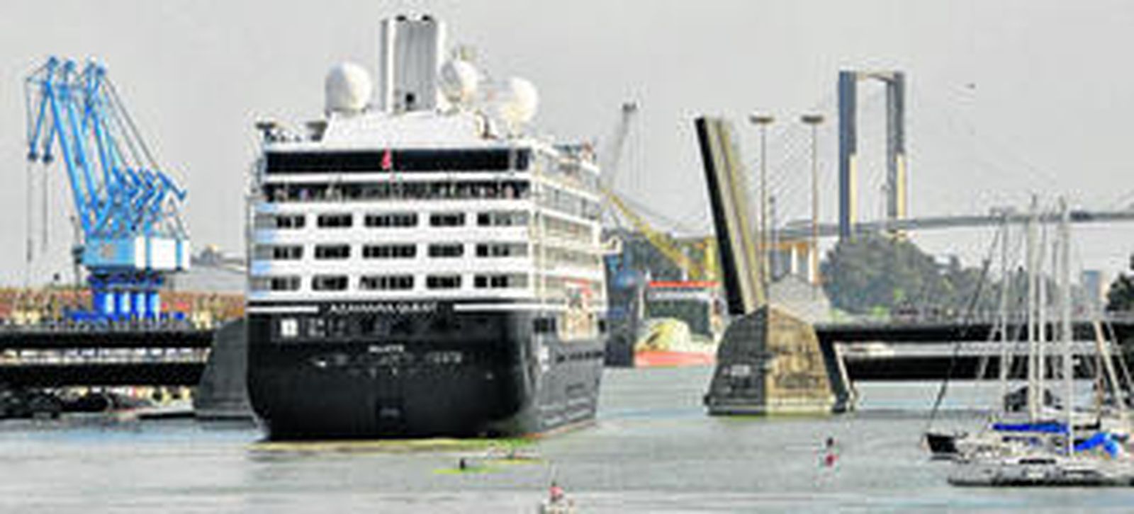 El crucero 'Azamara' en una de las visitas que hizo a Sevilla en abril de 2013.