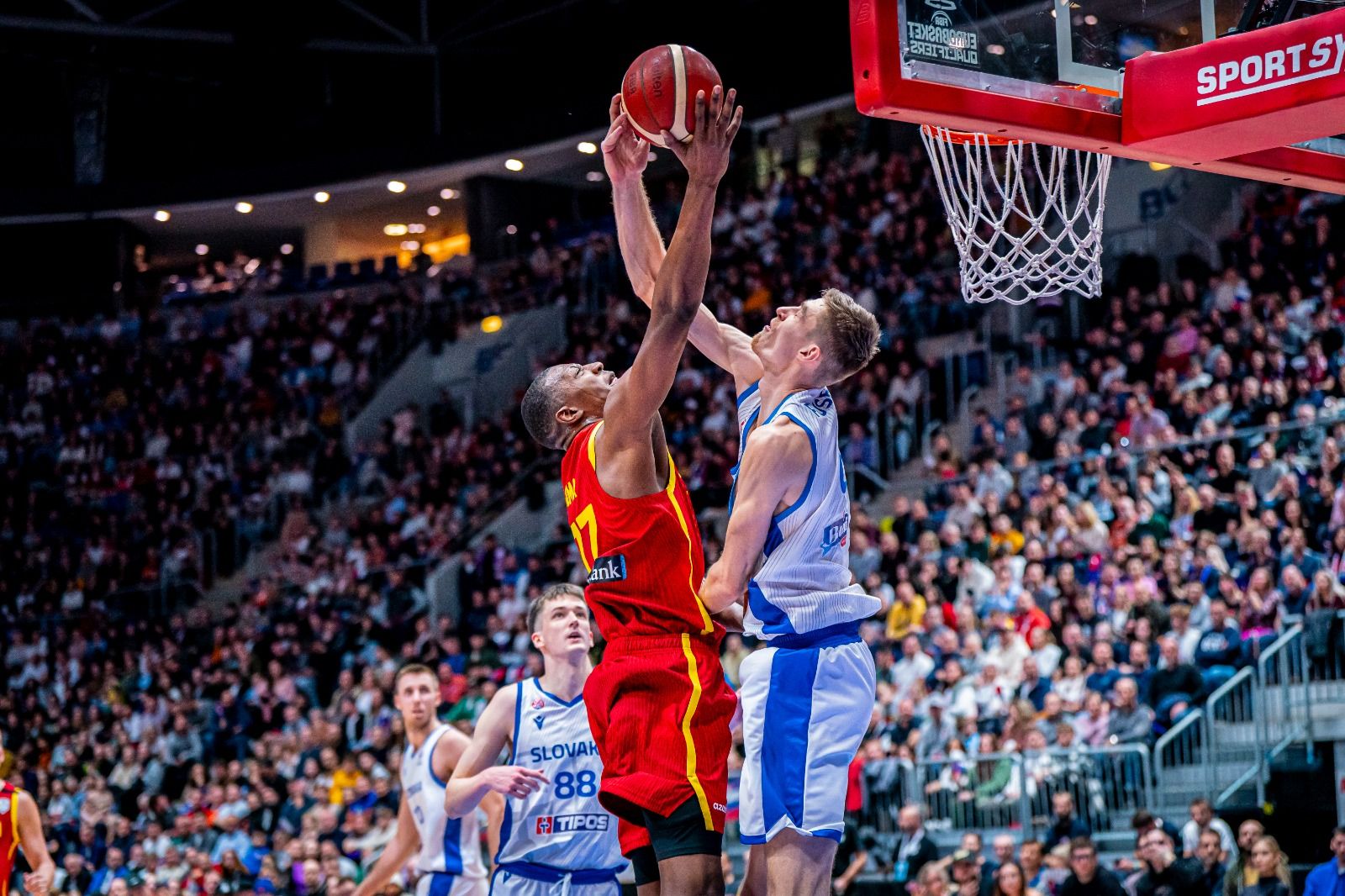 Milagro de España en la locura de Eslovaquia con buena participación de los cajistas