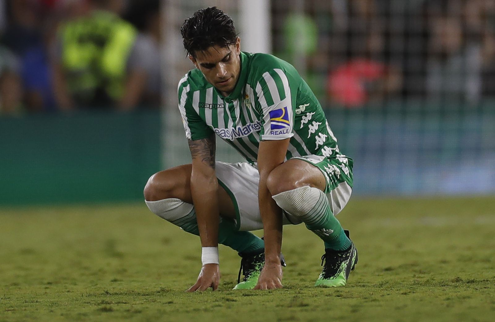El verdiblanco Marc Bartra lamenta el empate final.