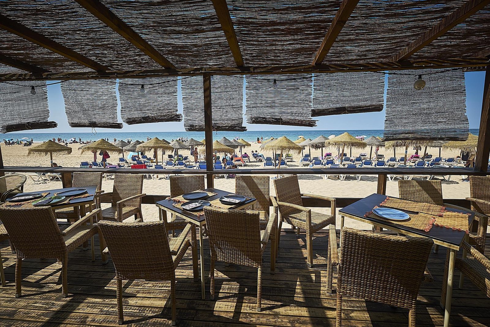 Imagen de uno de los chiringuitos de la playa Victoria.