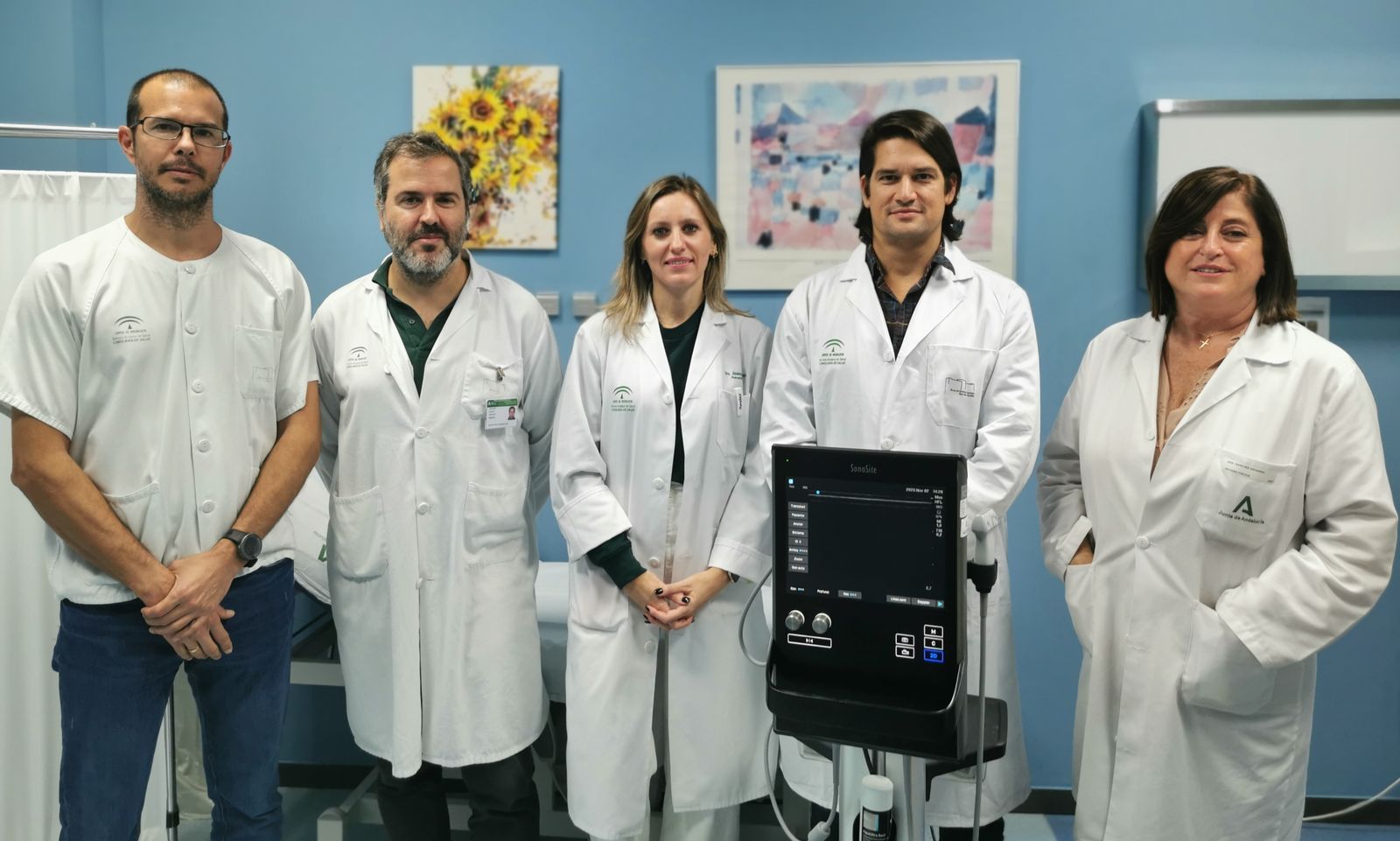 El equipo de médicos rehabilitadores especializados en intervencionismo  ecoguiado. De derecha a izda: La jefa del servicio de Medicina Física y  Rehabilitación, Dra. Cayetana Sánchez; Dr. Luís Alarcón; Dra. Aguas  Santas Jiménez; Dr. José Delgado y Dr. Julio Salvador.