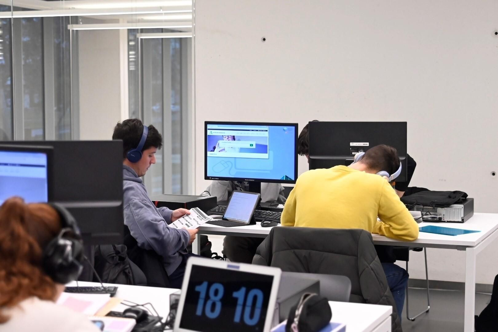 El primer día de apertura de la Biblioteca Grupo Cántico de Córdoba, en imágenes