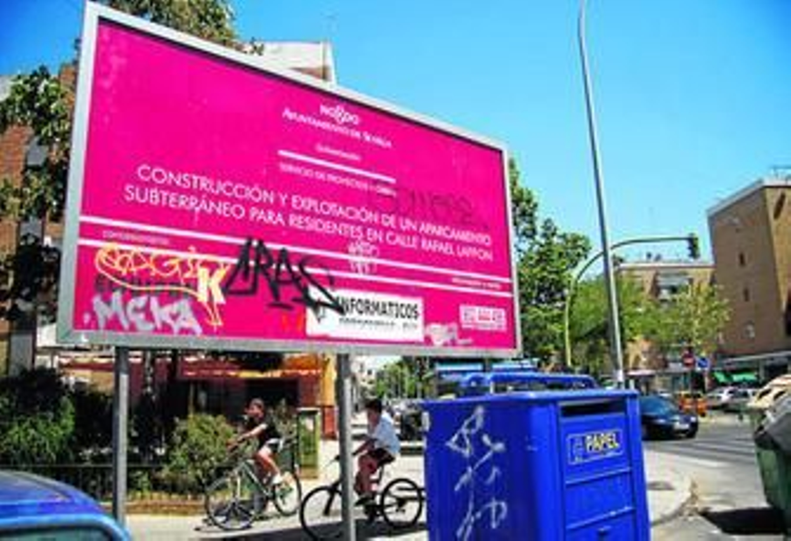 Un cartel en la calle Arroyo anuncia el aparcamiento en la calle Rafael Laffón que nunca se llegó a construir.