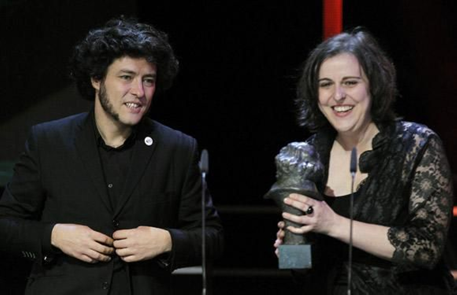 Bernat Vilaplana (i) y Elena Ruiz (d) agradecen el Goya al mejor montaje por 'Lo imposible'. / EFE