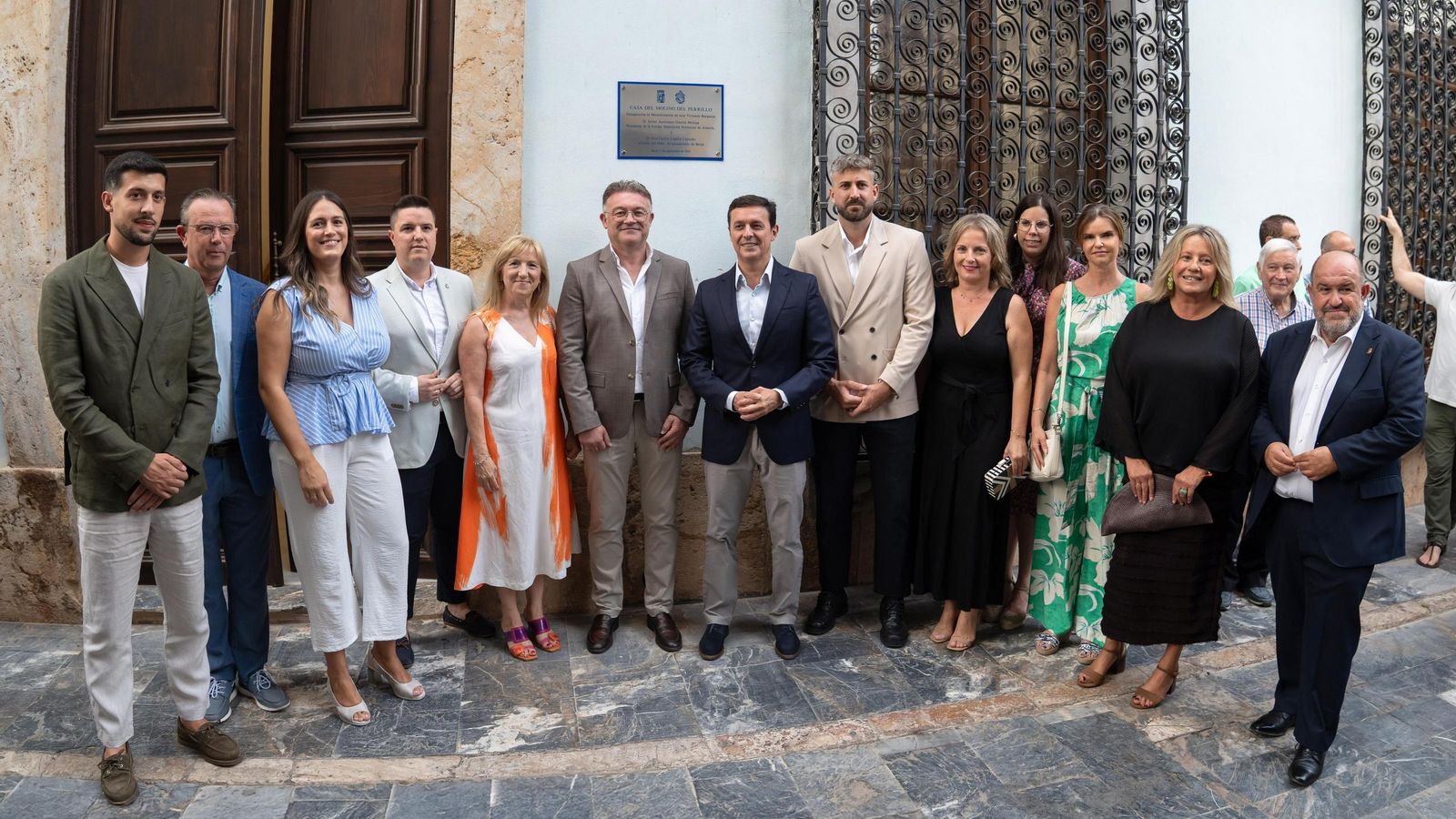 Las autoridades a las puertas del Molino del Perrillo en Berja.