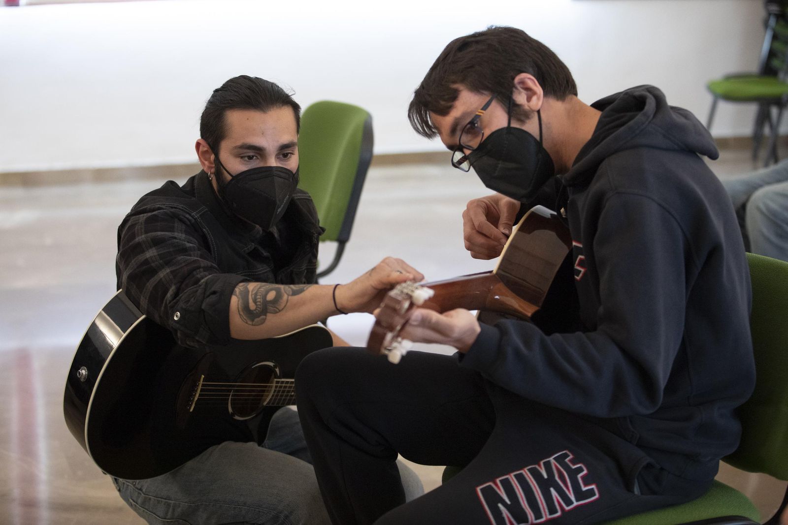 Fotos: Popi y Quini Almendros enseñan música a los jóvenes de la Asociación Homo Sapiens